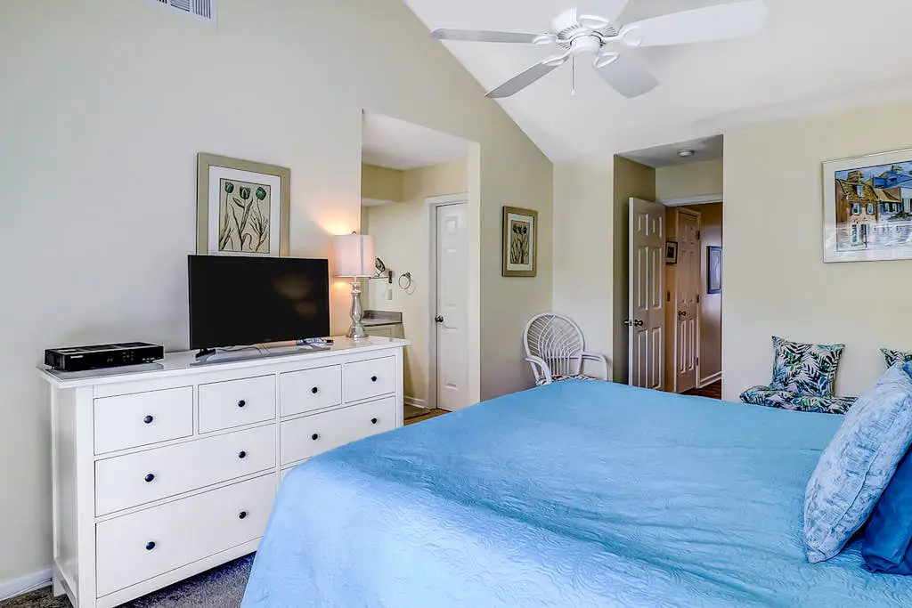 Spacious & dog-friendly condo w/ golf course view, shared pool and tennis court