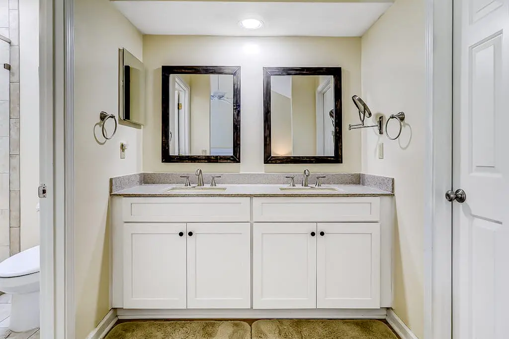 Spacious & dog-friendly condo w/ golf course view, shared pool and tennis court