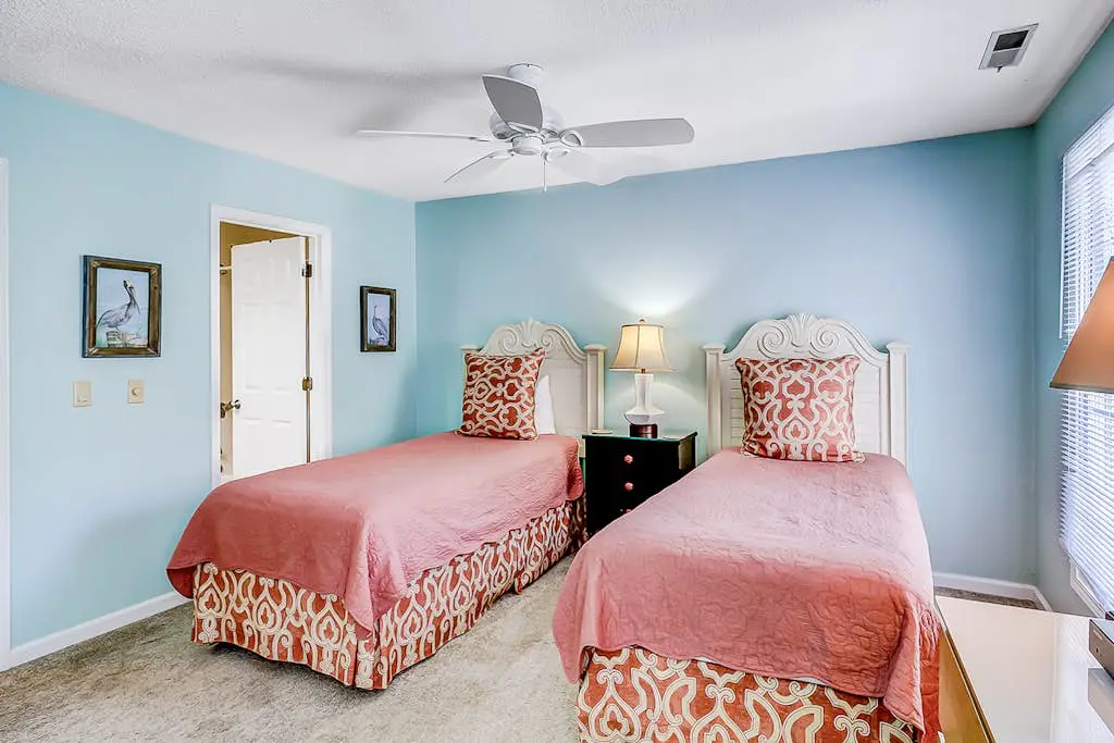 Spacious & dog-friendly condo w/ golf course view, shared pool and tennis court
