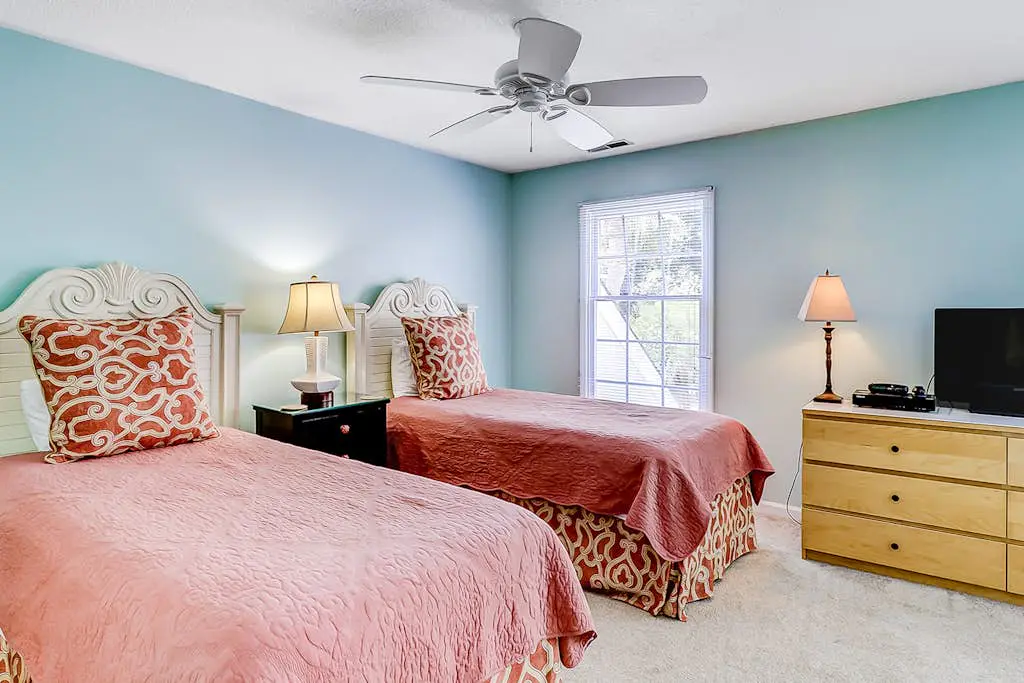 Spacious & dog-friendly condo w/ golf course view, shared pool and tennis court