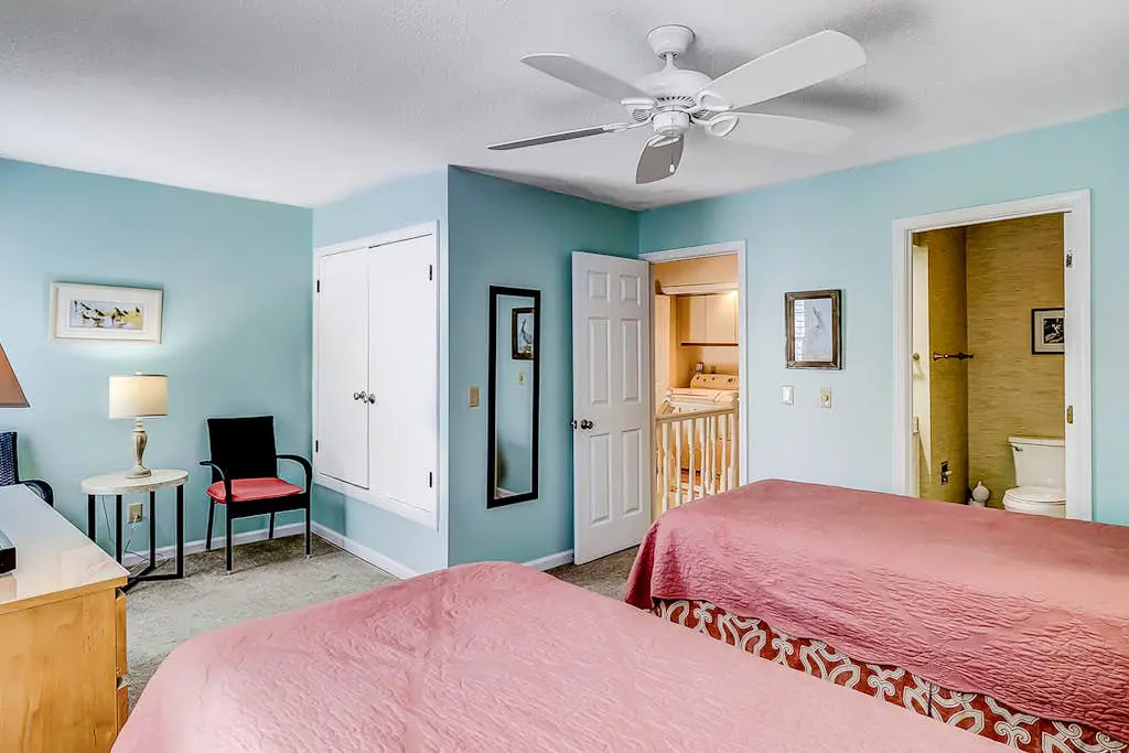Spacious & dog-friendly condo w/ golf course view, shared pool and tennis court