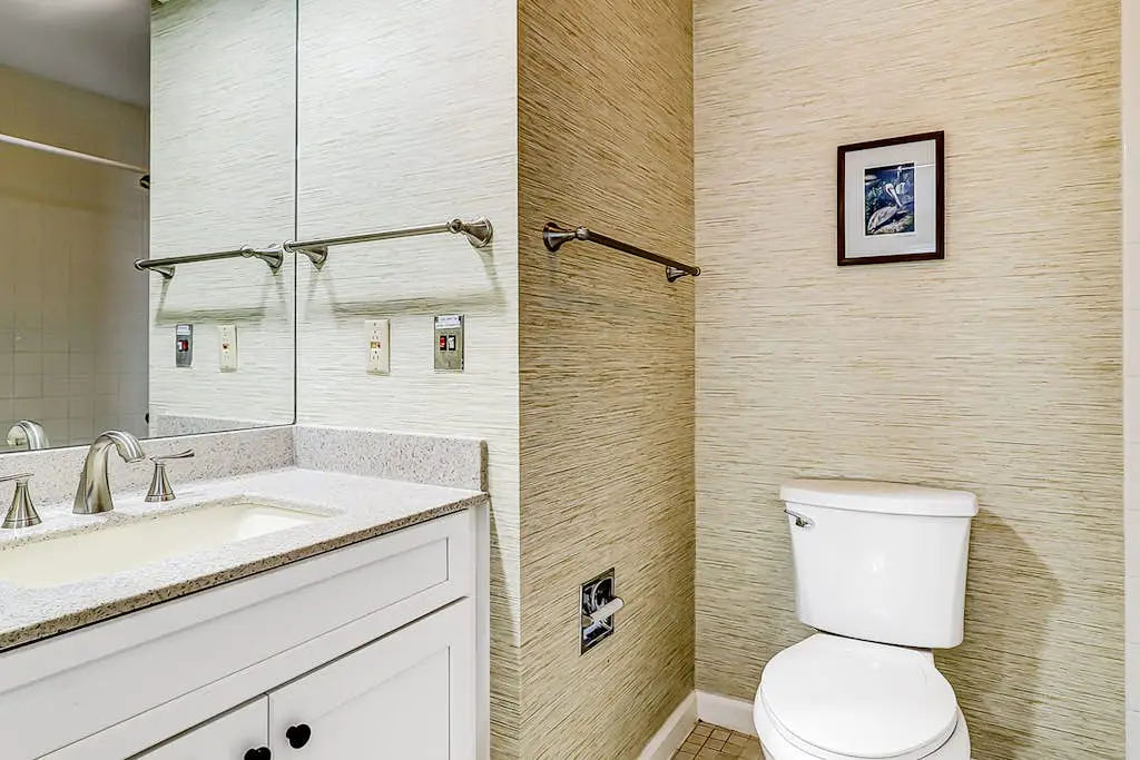 Spacious & dog-friendly condo w/ golf course view, shared pool and tennis court