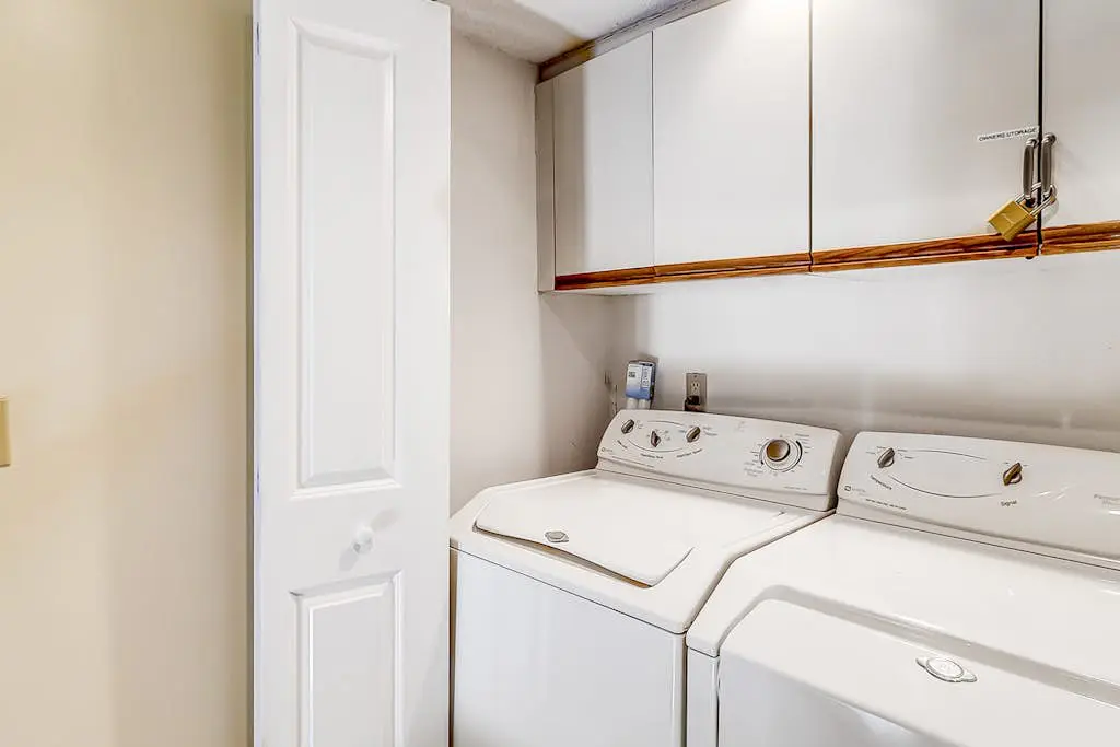 Spacious & dog-friendly condo w/ golf course view, shared pool and tennis court