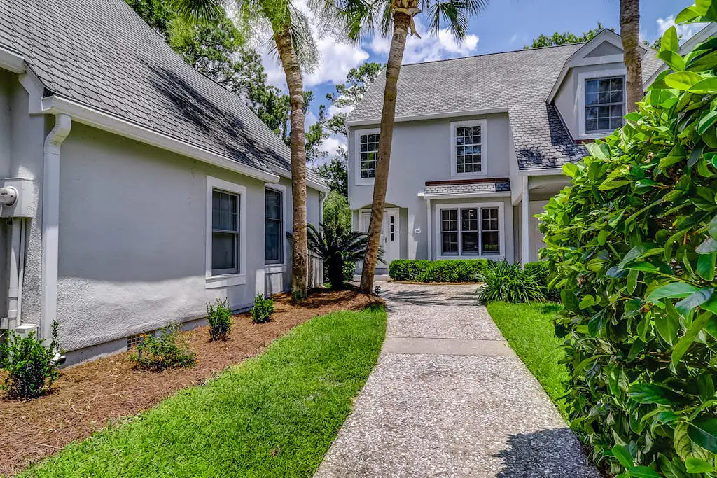 Spacious & dog-friendly condo w/ golf course view, shared pool and tennis court