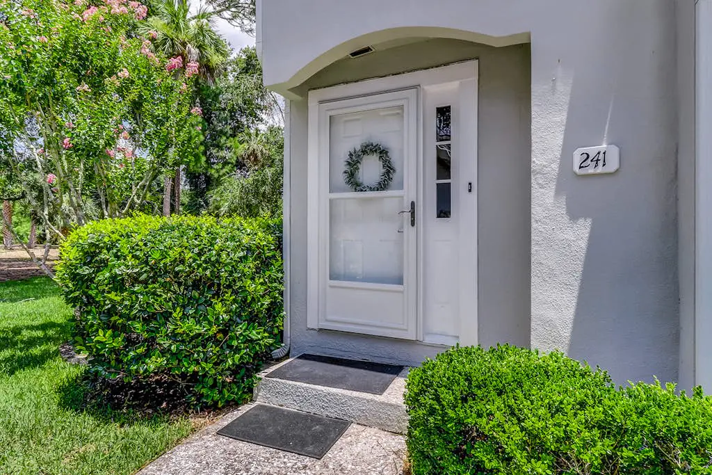 Spacious & dog-friendly condo w/ golf course view, shared pool and tennis court