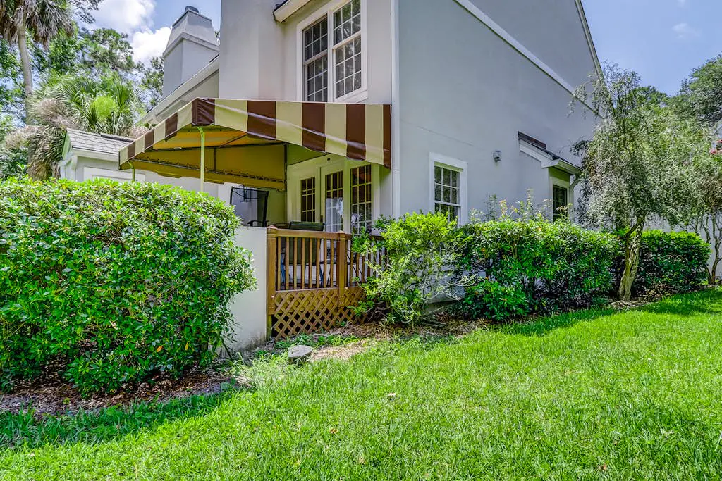 Spacious & dog-friendly condo w/ golf course view, shared pool and tennis court