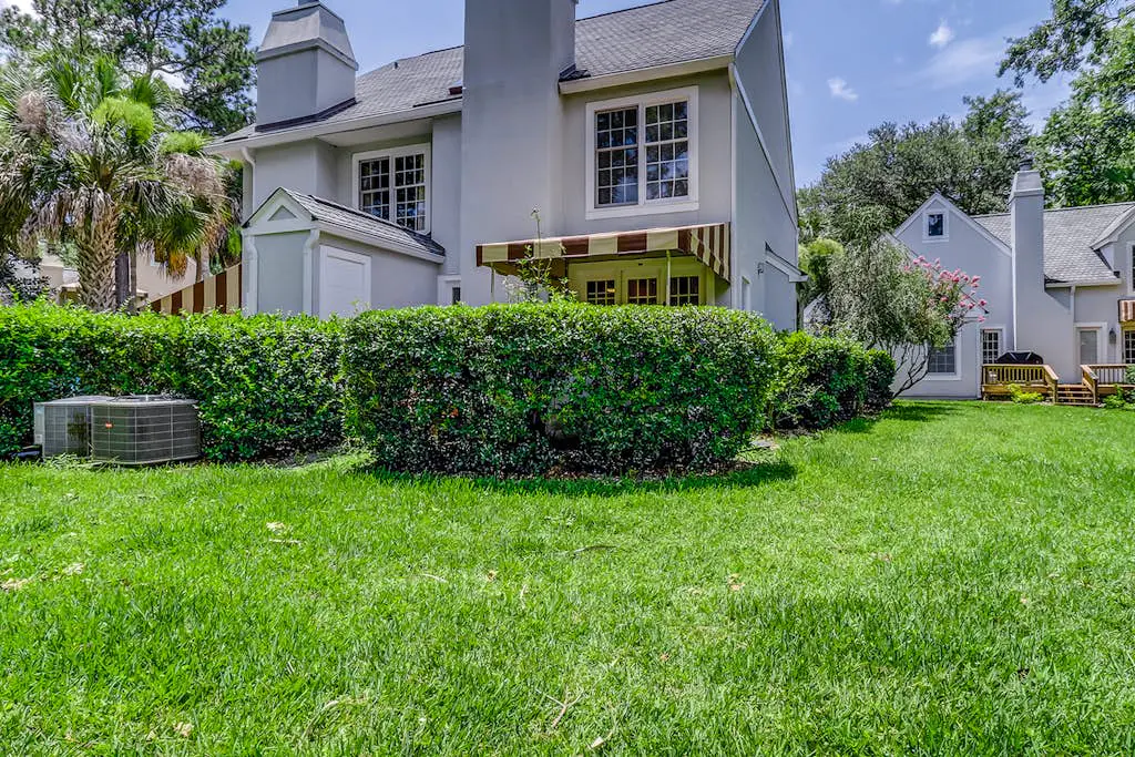 Spacious & dog-friendly condo w/ golf course view, shared pool and tennis court