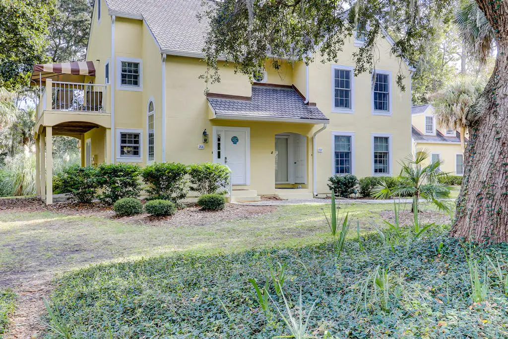 Spacious & dog-friendly condo w/ golf course view, shared pool and tennis court