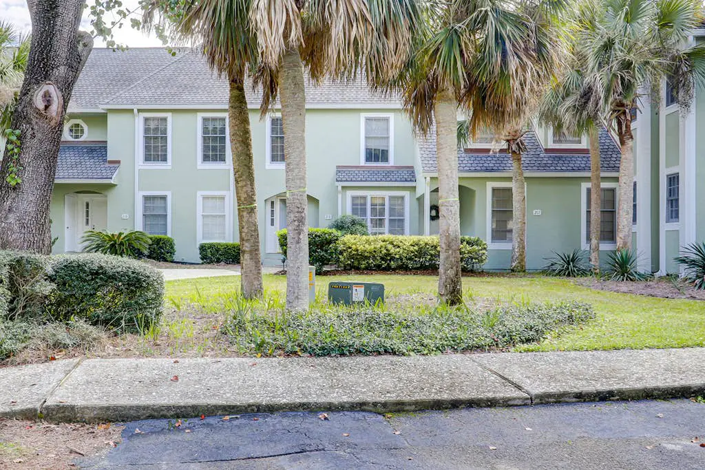 Spacious & dog-friendly condo w/ golf course view, shared pool and tennis court