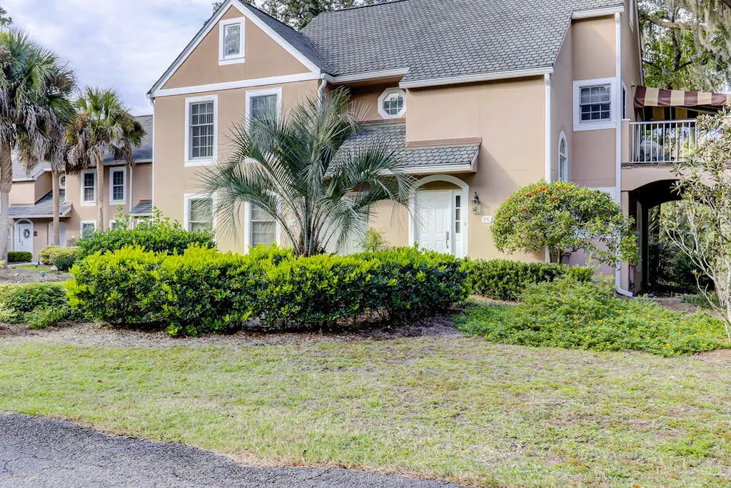 Spacious & dog-friendly condo w/ golf course view, shared pool and tennis court