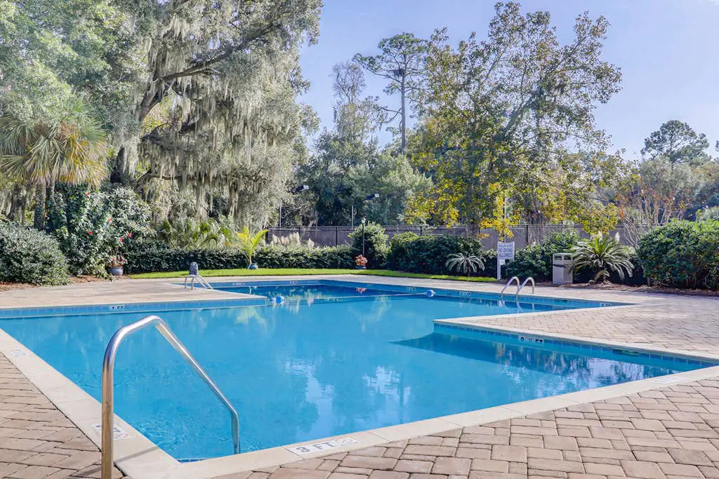 Spacious & dog-friendly condo w/ golf course view, shared pool and tennis court