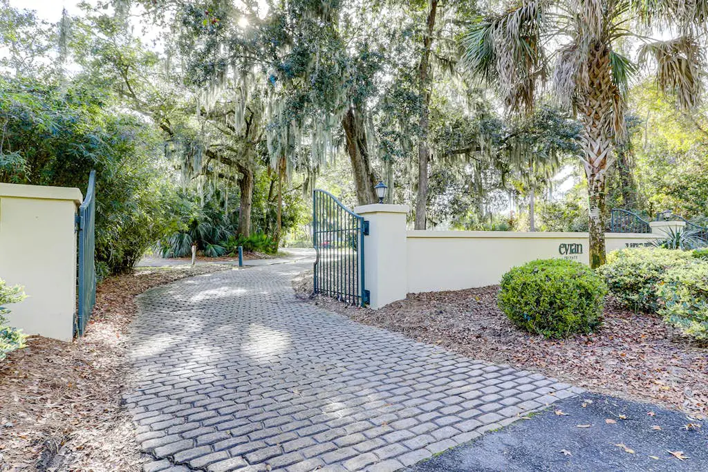 Spacious & dog-friendly condo w/ golf course view, shared pool and tennis court