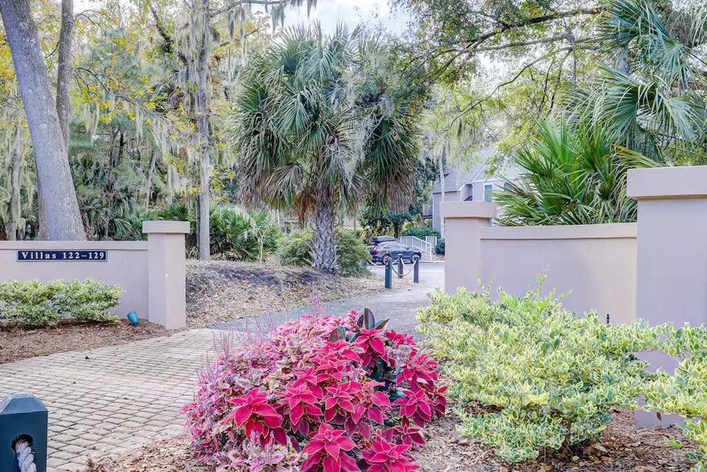 Spacious & dog-friendly condo w/ golf course view, shared pool and tennis court