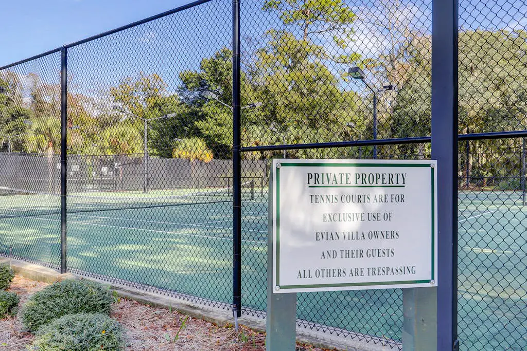 Spacious & dog-friendly condo w/ golf course view, shared pool and tennis court