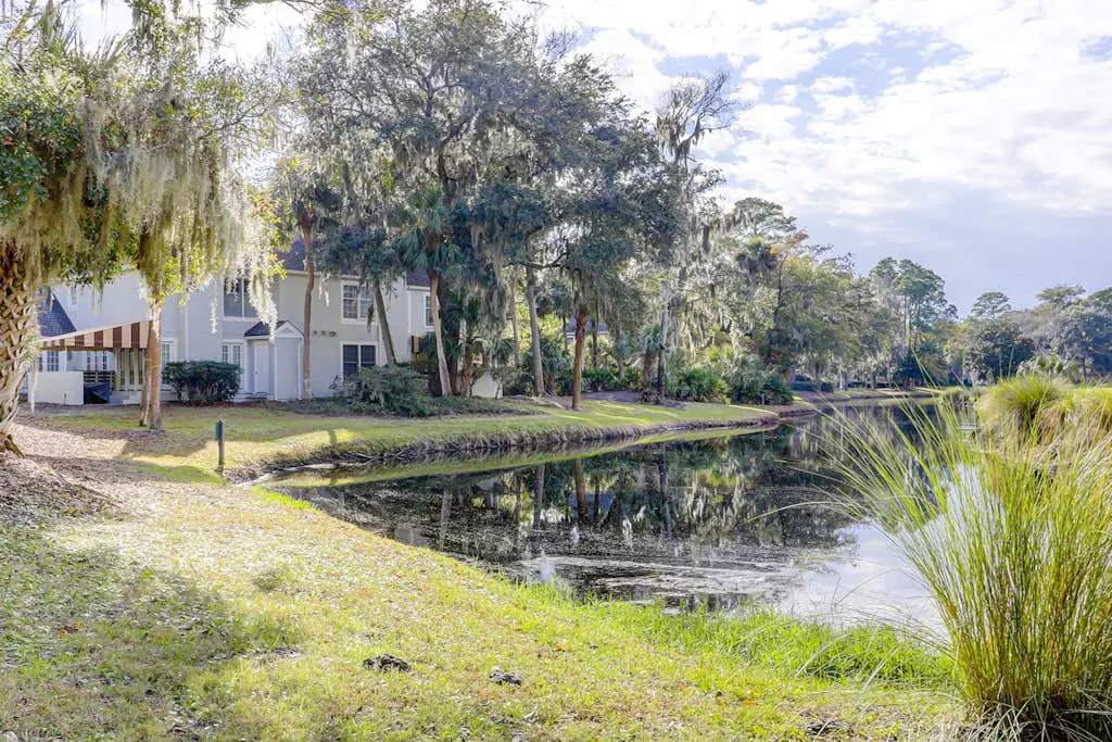 Spacious & dog-friendly condo w/ golf course view, shared pool and tennis court