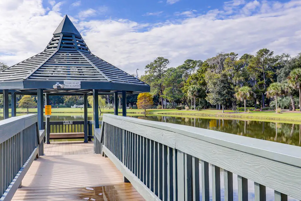 Spacious & dog-friendly condo w/ golf course view, shared pool and tennis court