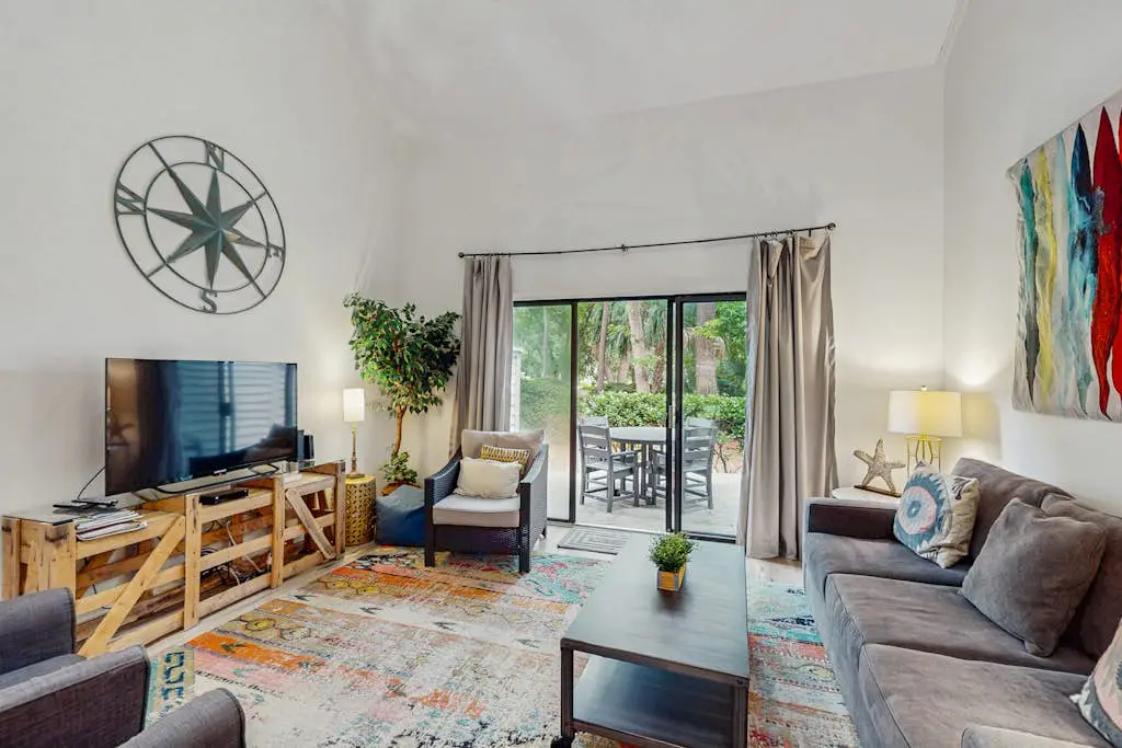 Spacious condo with pool, tennis courts, & golf on-site