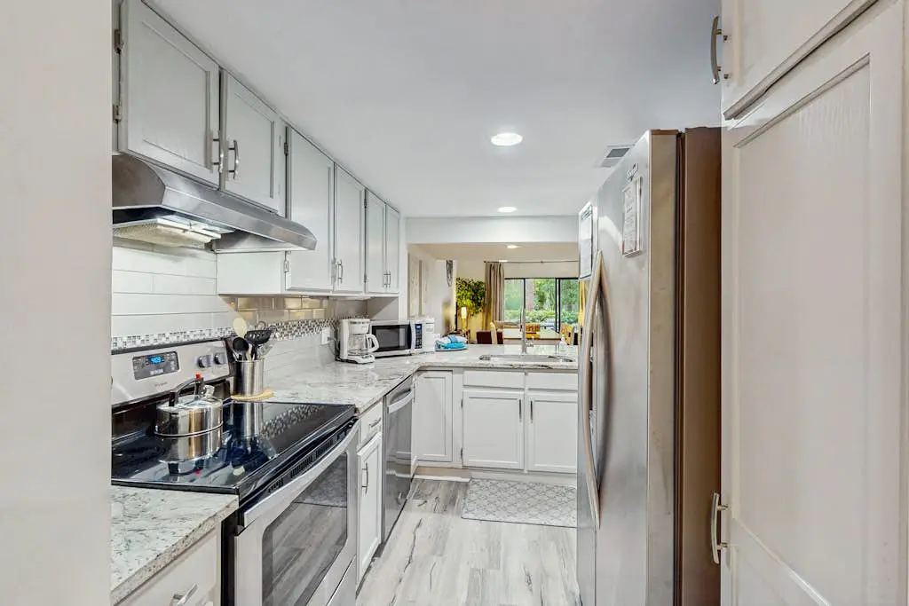 Spacious condo with pool, tennis courts, & golf on-site