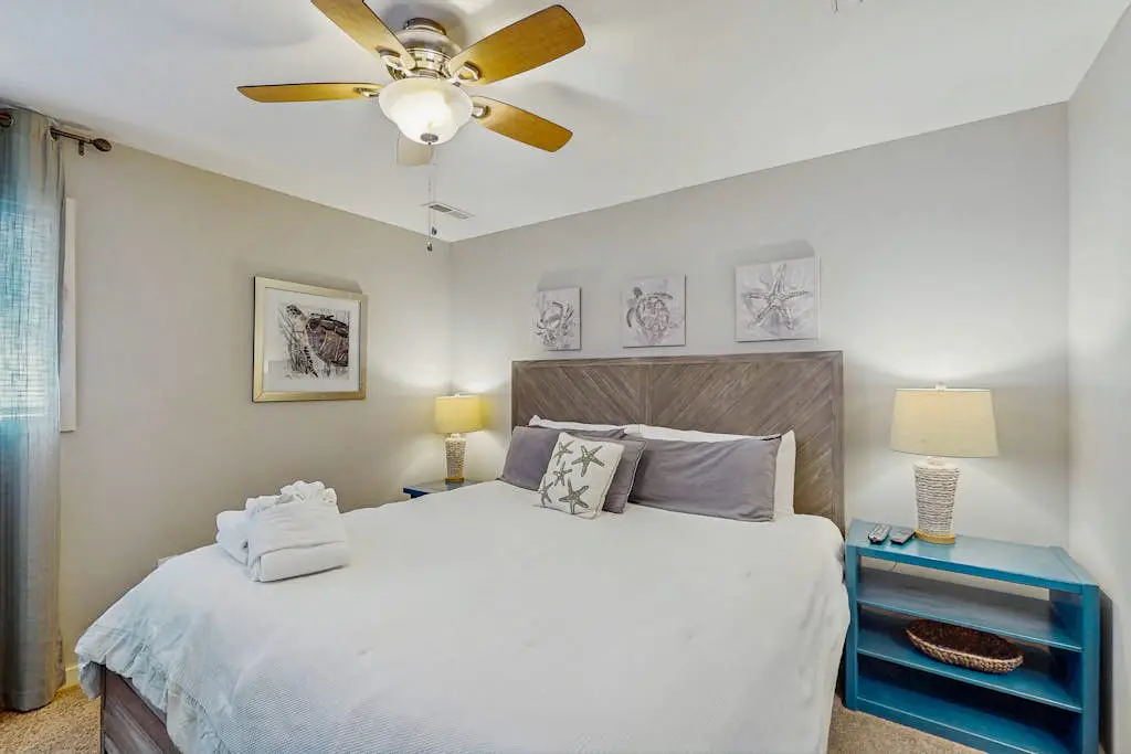 Spacious condo with pool, tennis courts, & golf on-site