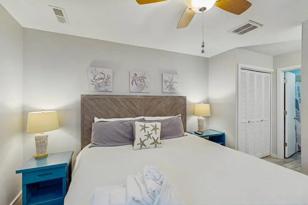 Spacious condo with pool, tennis courts, & golf on-site
