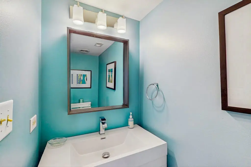 Spacious condo with pool, tennis courts, & golf on-site