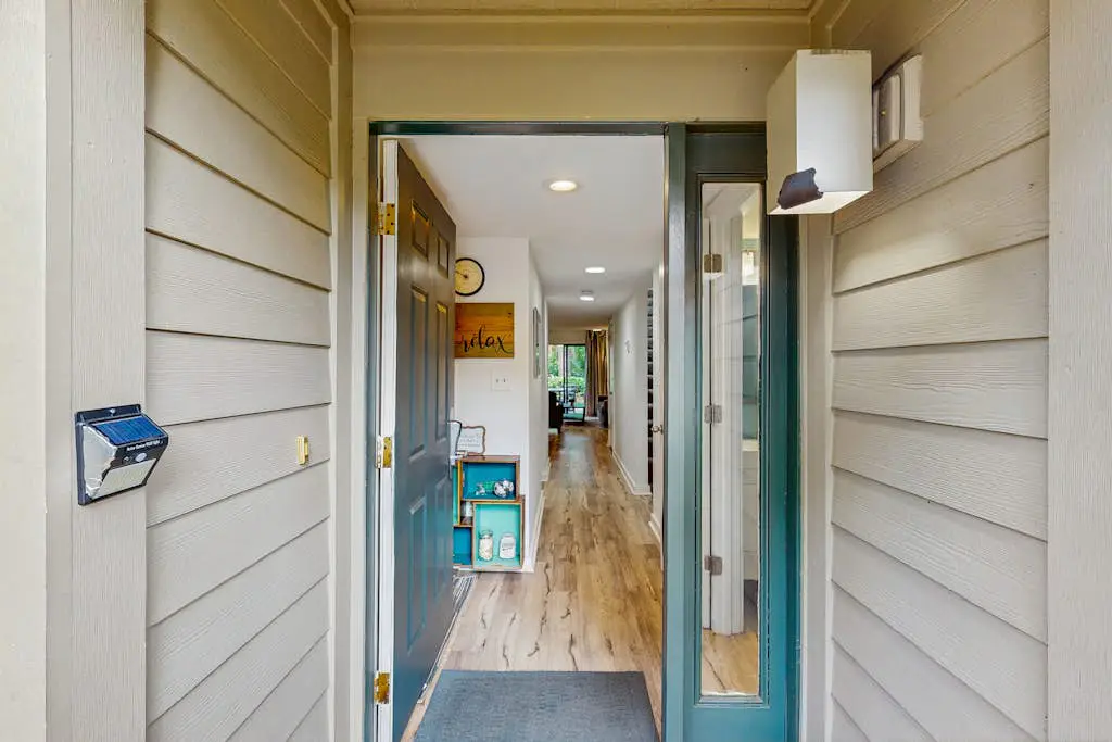 Spacious condo with pool, tennis courts, & golf on-site