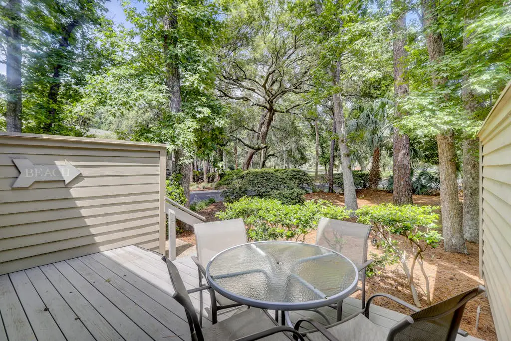 Spacious condo with pool, tennis courts, & golf on-site