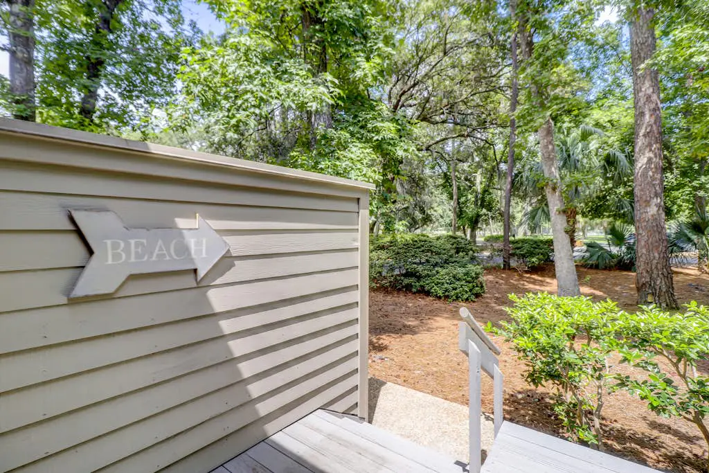 Spacious condo with pool, tennis courts, & golf on-site