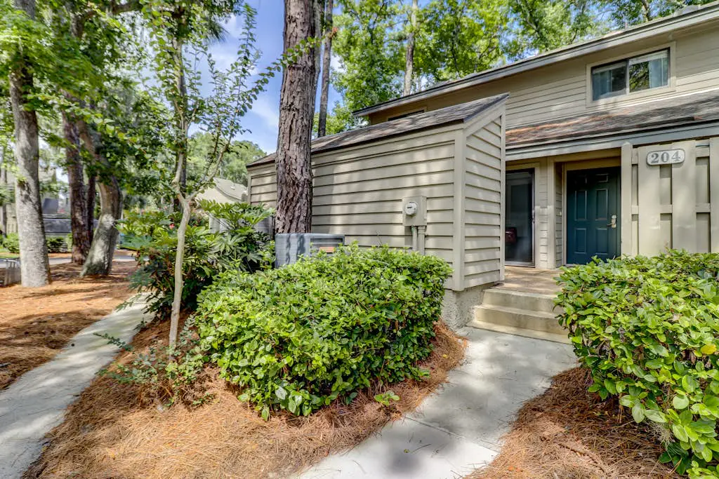 Spacious condo with pool, tennis courts, & golf on-site