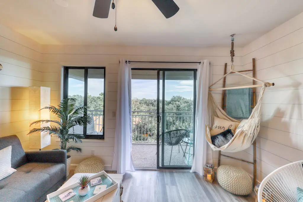 Updated condo in beachfront complex with pools & hot tubs - walk to dining