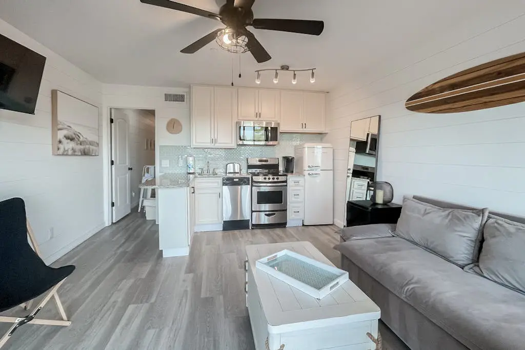 Updated condo in beachfront complex with pools & hot tubs - walk to dining