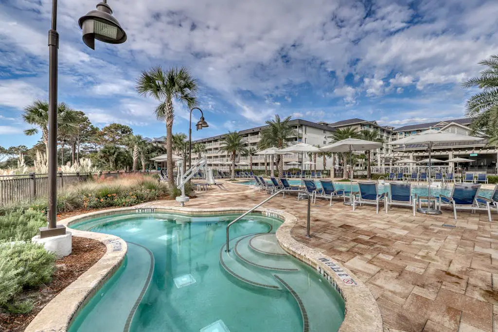 Updated condo in beachfront complex with pools & hot tubs - walk to dining