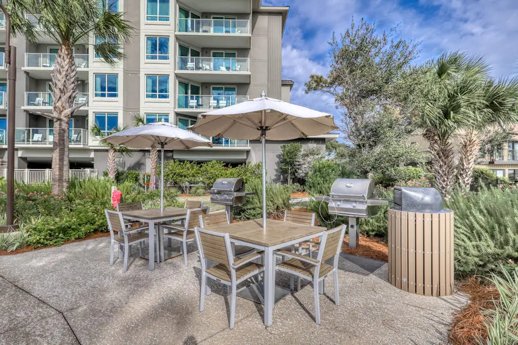 Updated condo in beachfront complex with pools & hot tubs - walk to dining