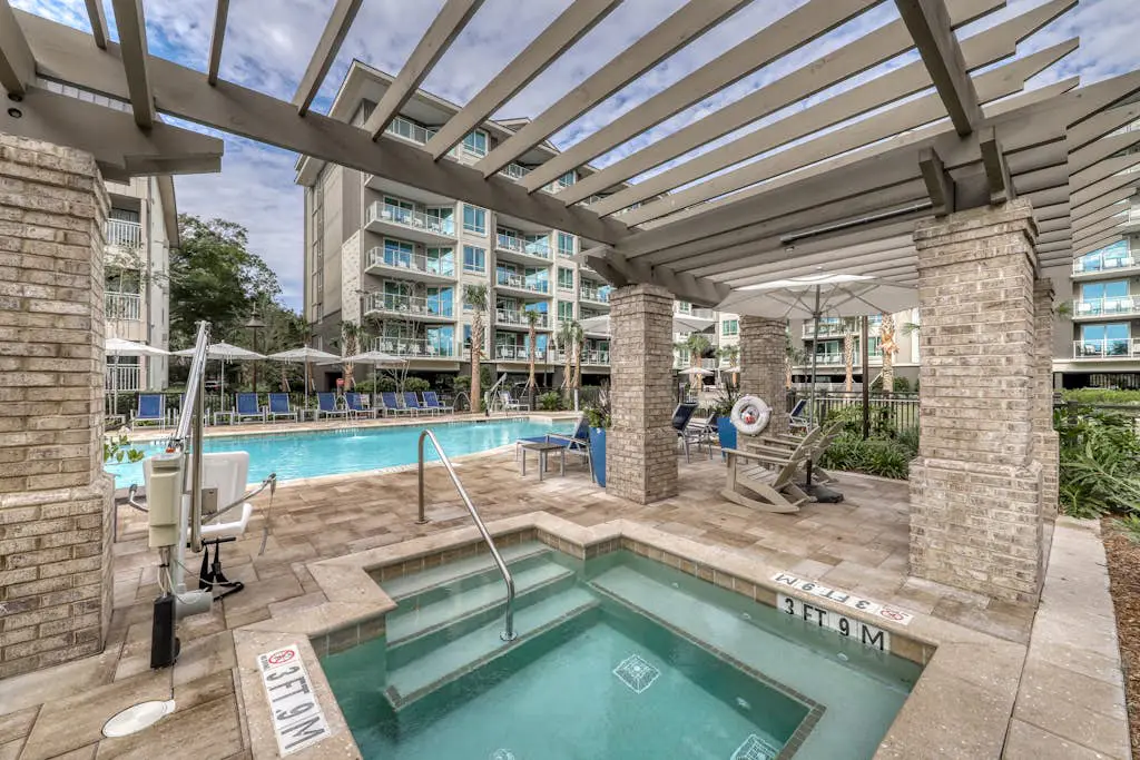 Updated condo in beachfront complex with pools & hot tubs - walk to dining