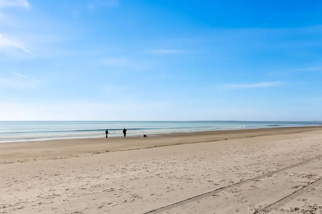 Updated condo in beachfront complex with pools & hot tubs - walk to dining