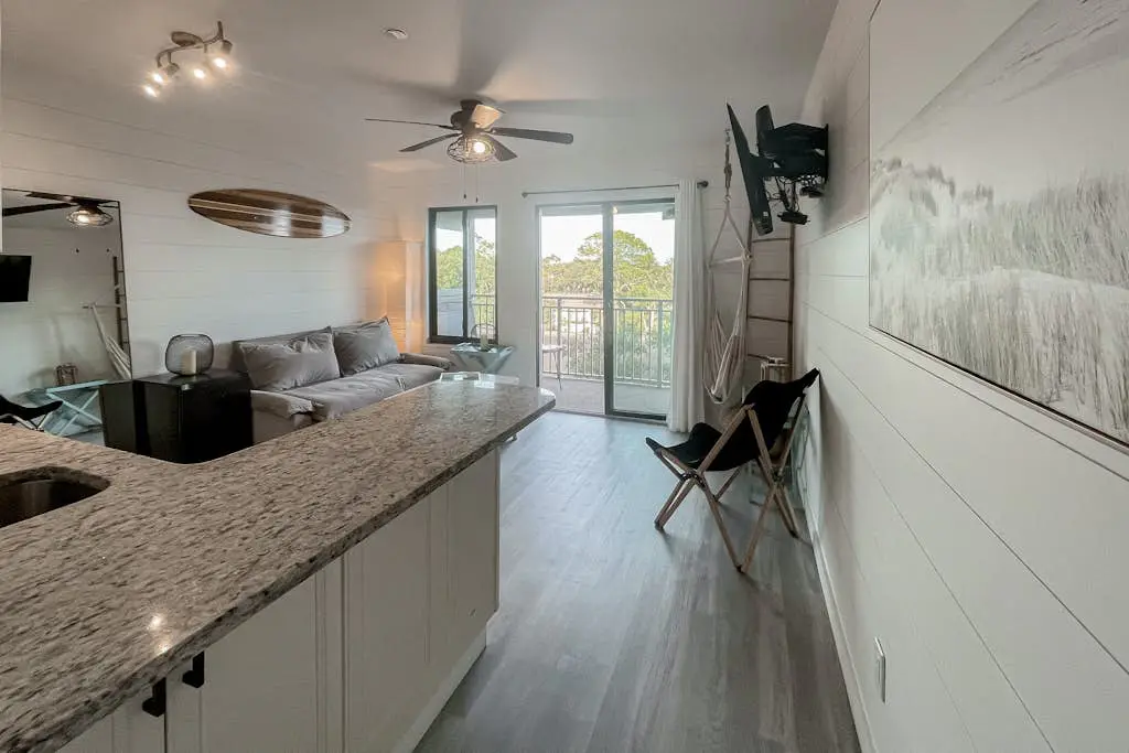 Updated condo in beachfront complex with pools & hot tubs - walk to dining