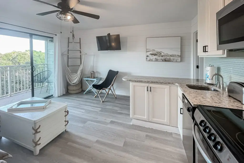 Updated condo in beachfront complex with pools & hot tubs - walk to dining