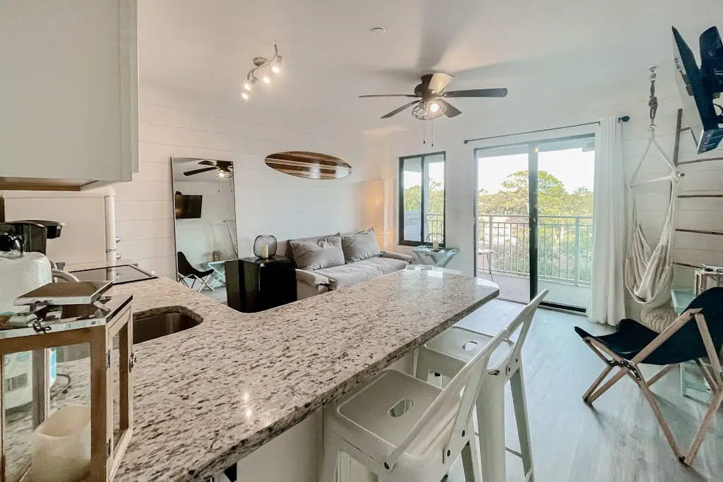 Updated condo in beachfront complex with pools & hot tubs - walk to dining