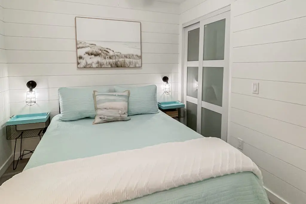 Updated condo in beachfront complex with pools & hot tubs - walk to dining
