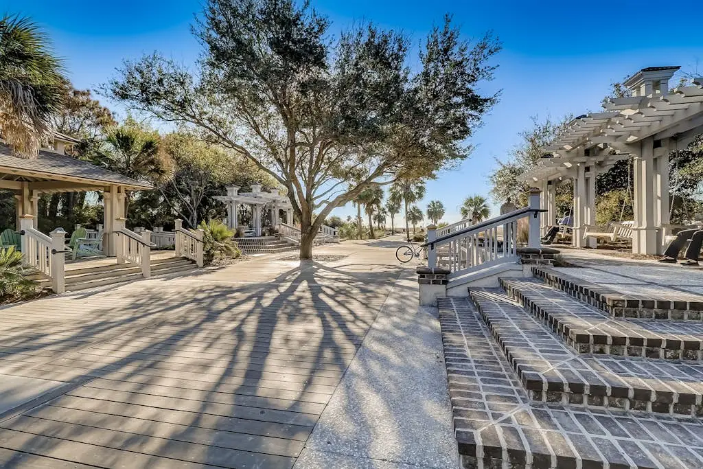 Updated condo in beachfront complex with pools & hot tubs - walk to dining