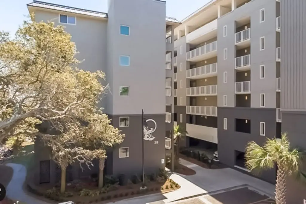 Updated condo in beachfront complex with pools & hot tubs - walk to dining