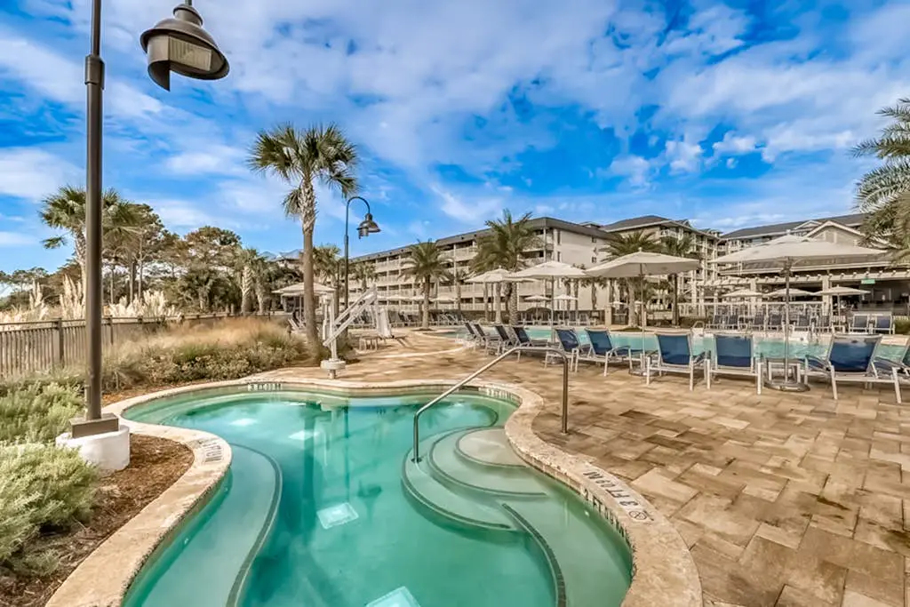 Updated condo in beachfront complex with pools & hot tubs - walk to dining