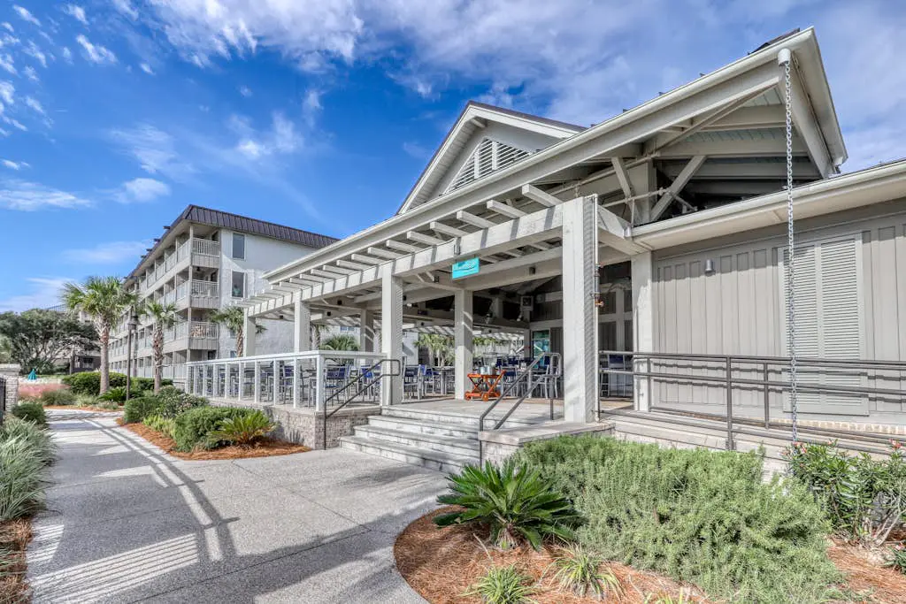 Updated condo in beachfront complex with pools & hot tubs - walk to dining