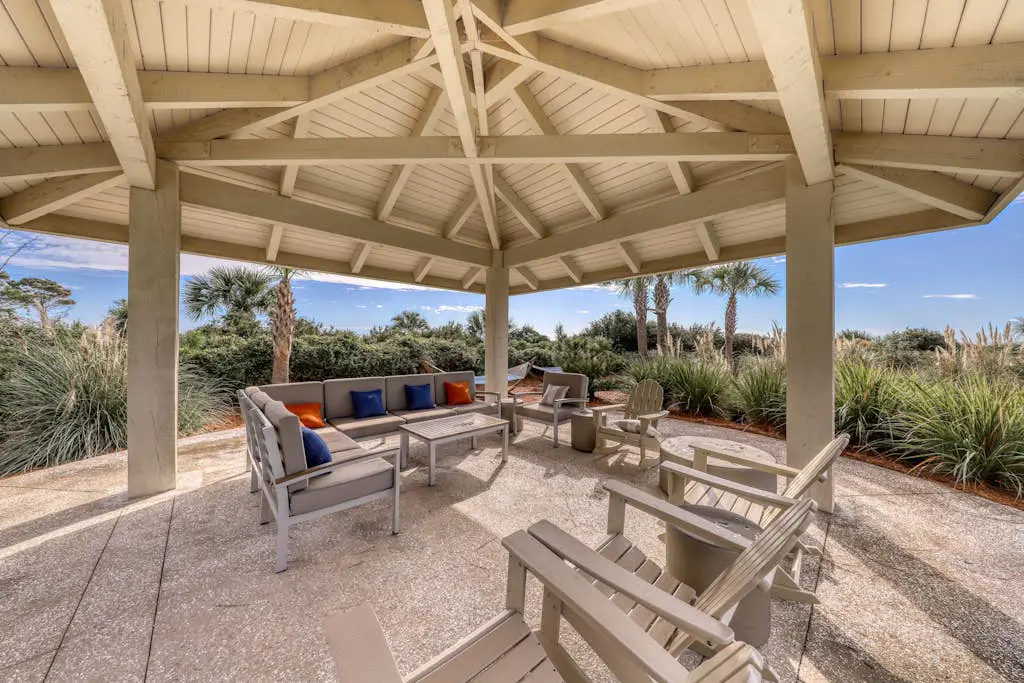 Updated condo in beachfront complex with pools & hot tubs - walk to dining