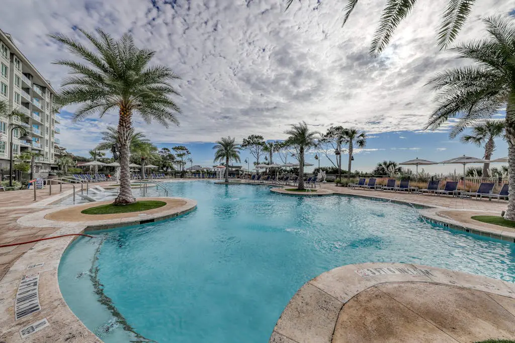 Updated condo in beachfront complex with pools & hot tubs - walk to dining