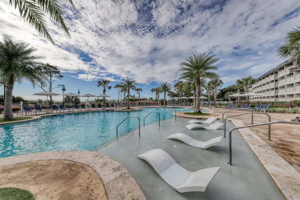 Updated condo in beachfront complex with pools & hot tubs - walk to dining