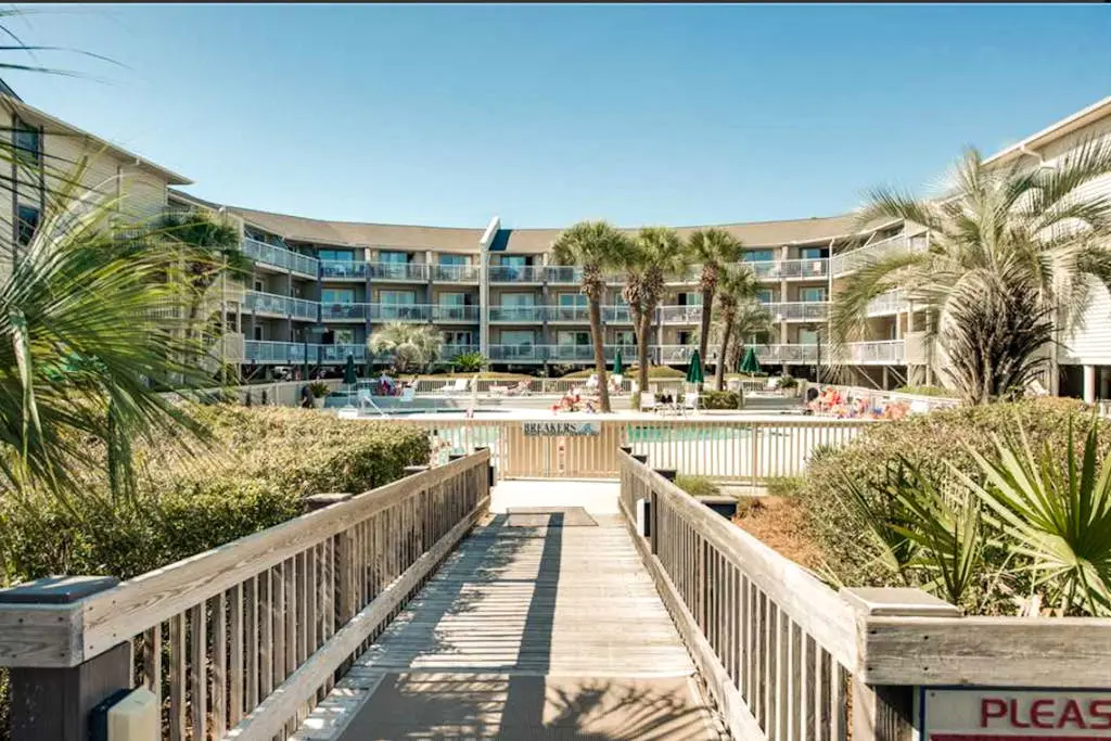 Newly-renovated  getaway in North Forest beach w/ oceanfront views