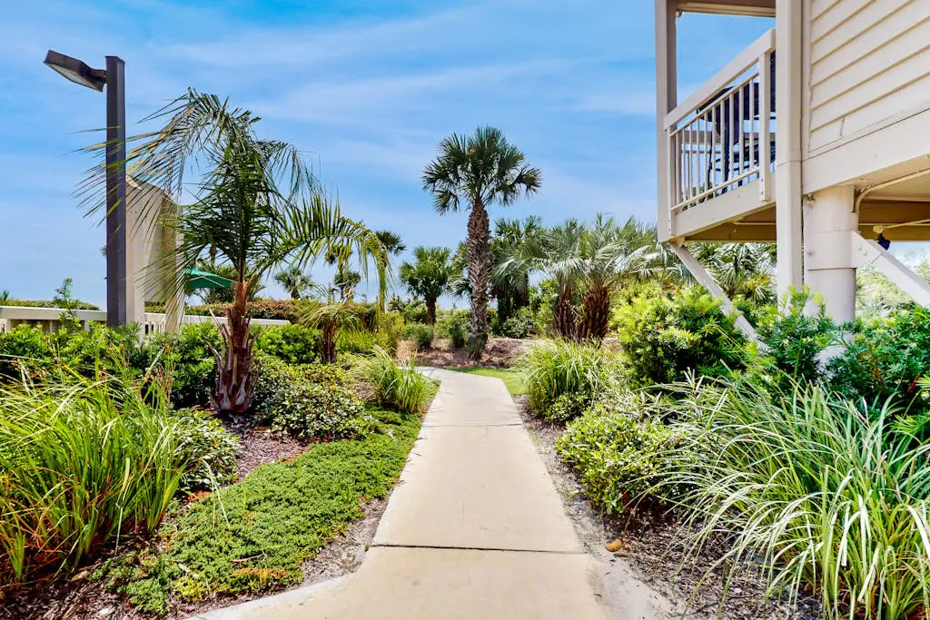 Newly-renovated  getaway in North Forest beach w/ oceanfront views