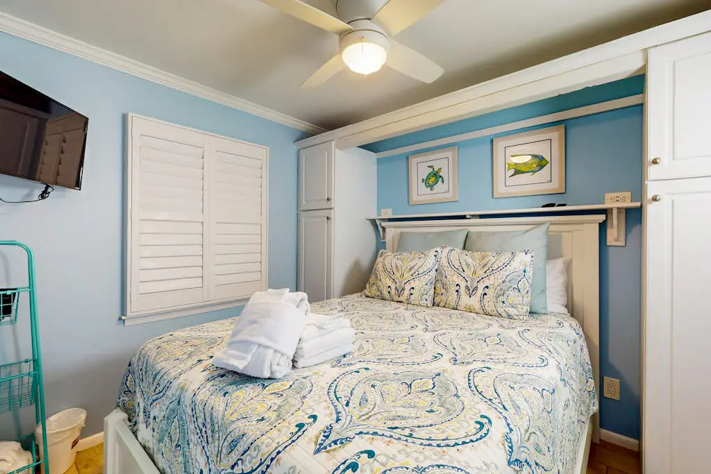Newly-renovated  getaway in North Forest beach w/ oceanfront views