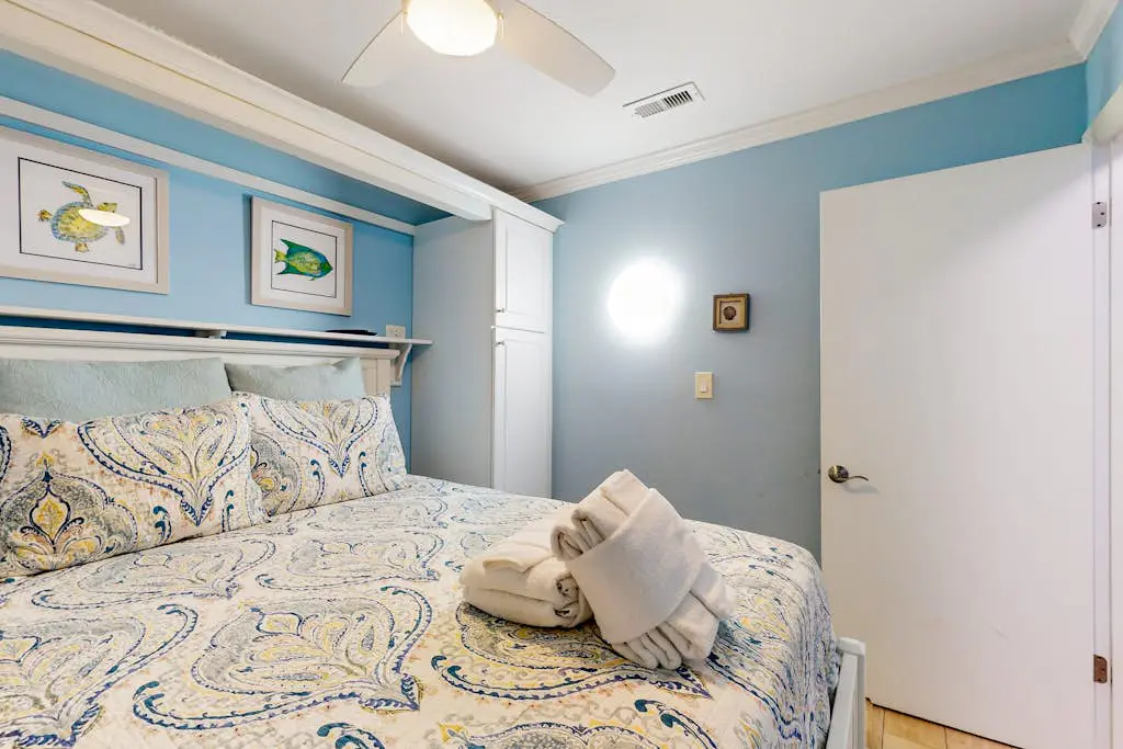Newly-renovated  getaway in North Forest beach w/ oceanfront views